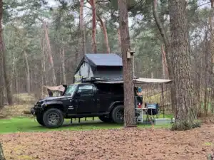 jeep wrangler met koala creek dakent en rhino batwing luifel