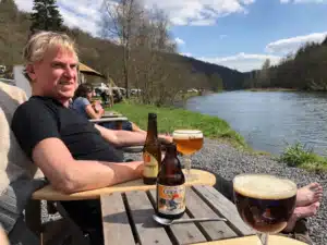 Lekkere speciaal biertjes op terras - Camping Maka